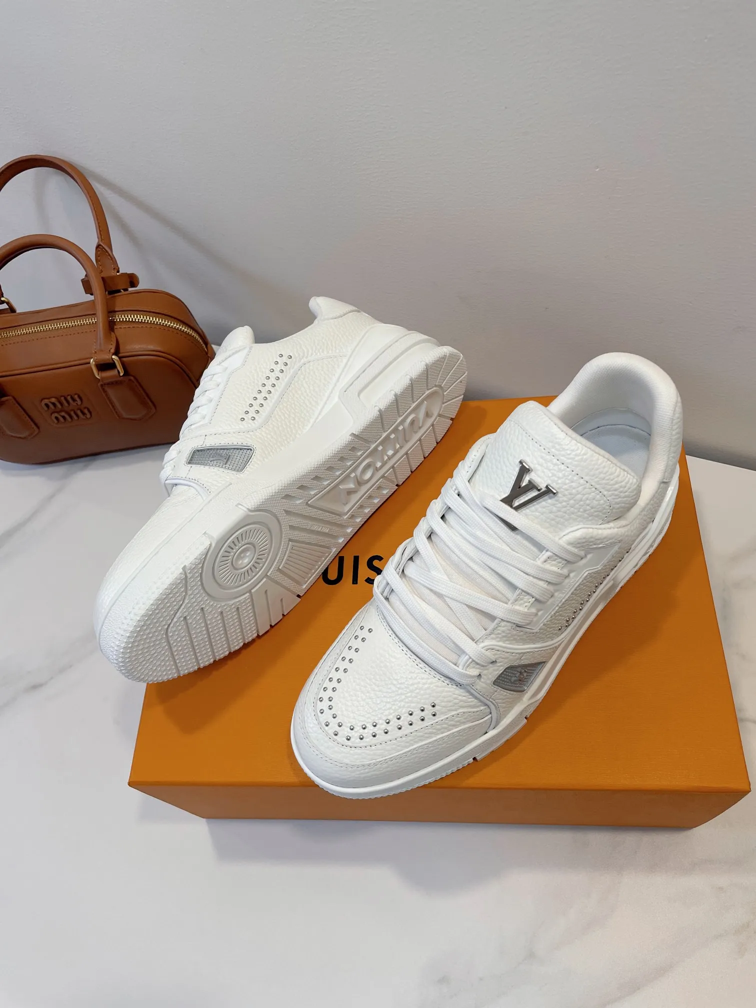 👟👟Ex-factory price 740👟👟 LV Trainer Sneaker provides a sense of security as always, the real thing looks better and more refined than the picture! 💕Dream love shoes beat ~ 99% dopamine, versatile, candy color is really sweet... full of vitality 🆙🆙 Luxurious quality, superimposed temperament attributes, exclusive fashion sense, easy to handle 🌷 ▪️ Made of large pebbled upper material, TPU gloss combination sole, bend-resistant plastic support piece, insole embedded with super soft latex material ▪️ Men's and women's sizes 35-45 Original box packaging accessories
